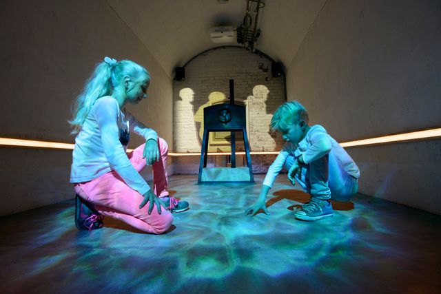 Twee meisjes spelen samen in een binnenruimte in een fort.