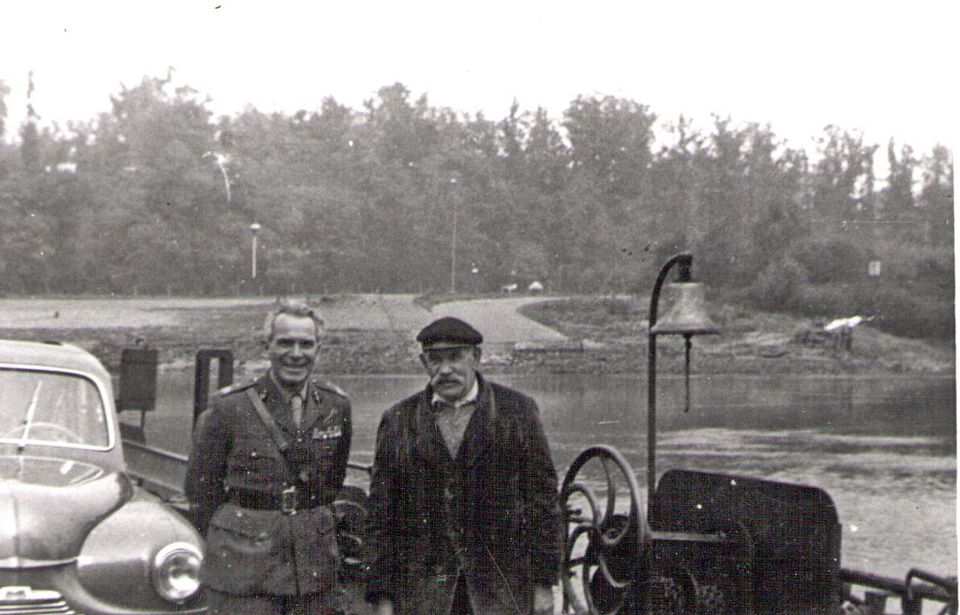 De veerbaas Peter Hensen na de oorlog op zijn veerpont met generaal-majoor Sosabowski.