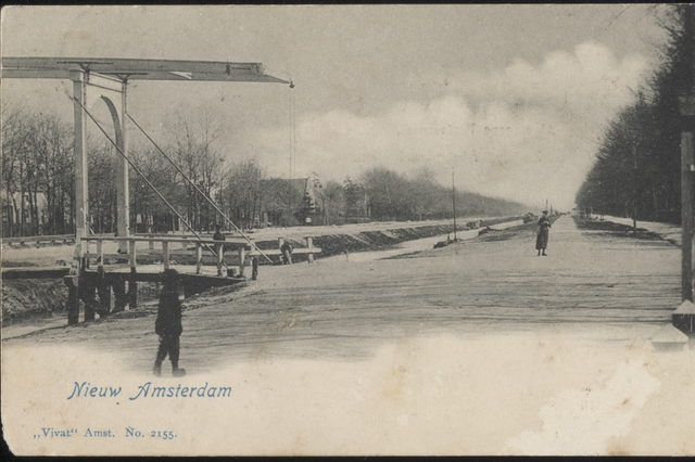 Historische zwart-wit foto van een ophaalbrug over een kanaal.
