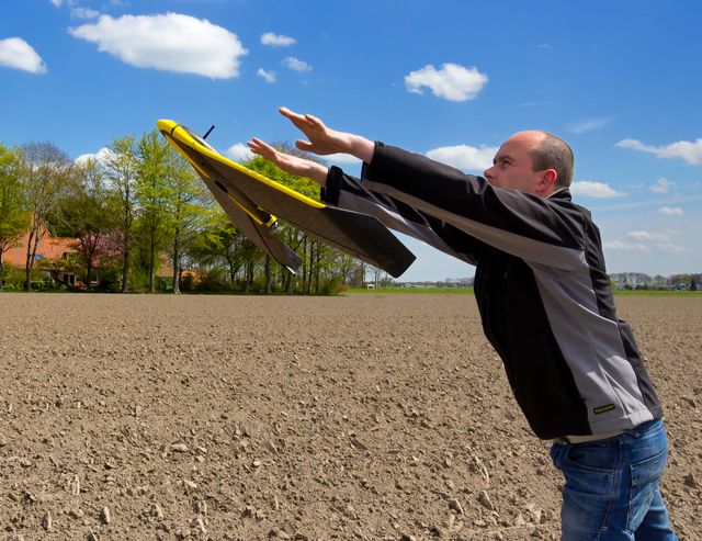 Een boer voert werkzaamheden uit op landbouwgrond in Flevoland