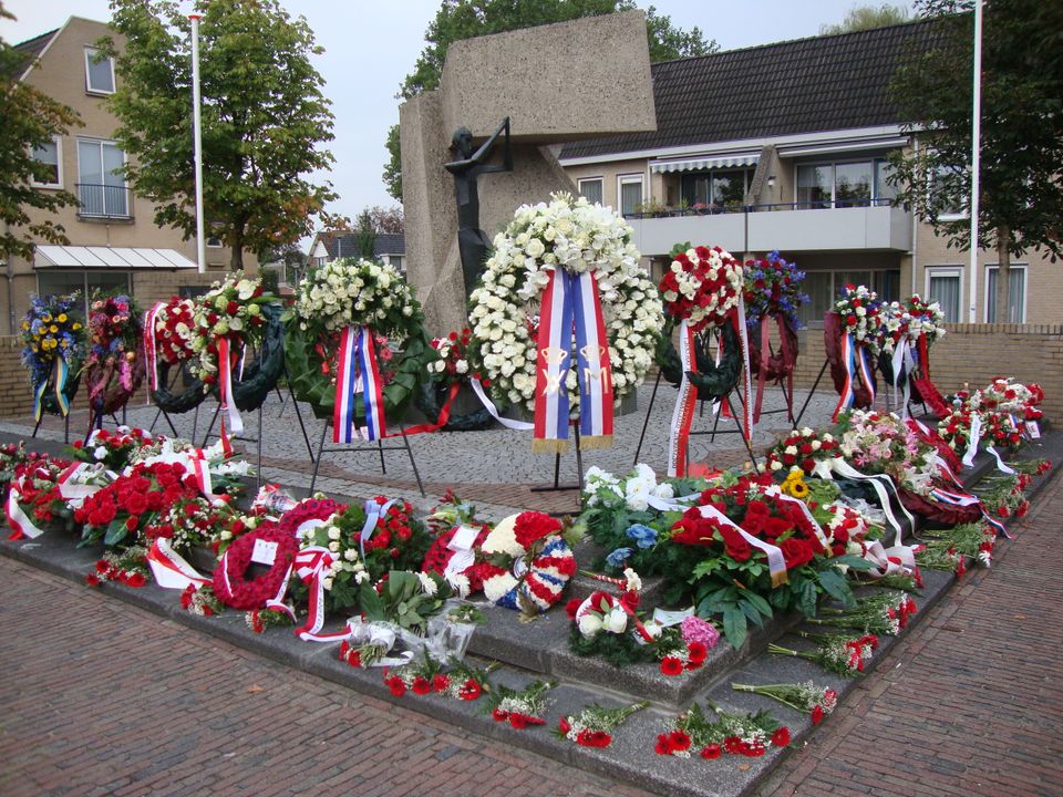 Monument met bloemen van de herdenking in Driel op Plac Polski (Polenplein) na de herdenking van 2014 met kransen van Koning Willem-Alexander en de Poolse president Komorowski.