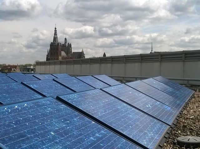 Foto van zonnepanelen op het dak van het Stadskantoor