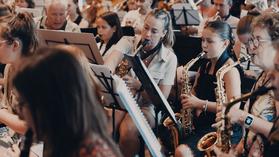 Foto van een orkest waarbij de saxofoon wordt bespeeld