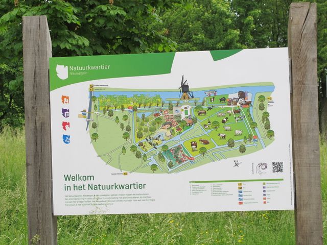 Op deze foto is het bord met de plattegrond van het Natuurkwartier te zien