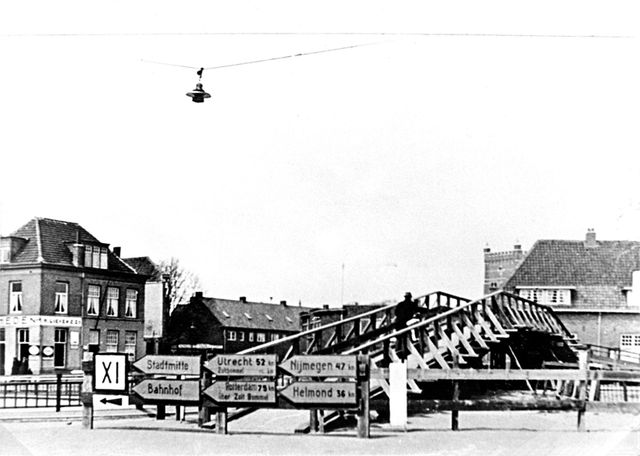 houten noodbrug over Sluis 0 circa 1943