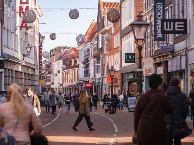 Shopping street Haarlemmerstraat in Leiden
