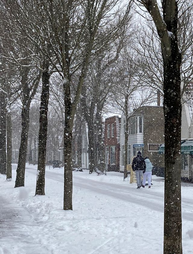 Mensen in de Dorpstraat van Vlieland in de sneeuw