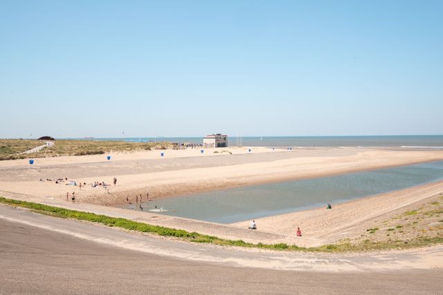 Uitzicht vanaf de Buitensluis in Katwijk aan Zee, waar de oude Rijn in de Noordzee stroomt.