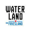 Het logo van Waterland van Friesland. De letters zijn zwart en blauw.