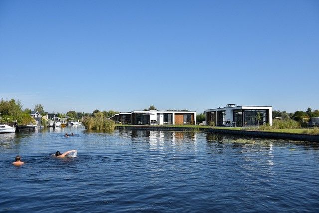 Zwemmen bij vakantievilla's van MarinaPark Nieuw-Loosdrecht