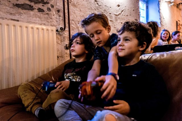 Kinderen die logeren bij Hostel Roots in Tilburg