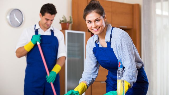 Man en een vrouw zijn aan het schoonmaken
