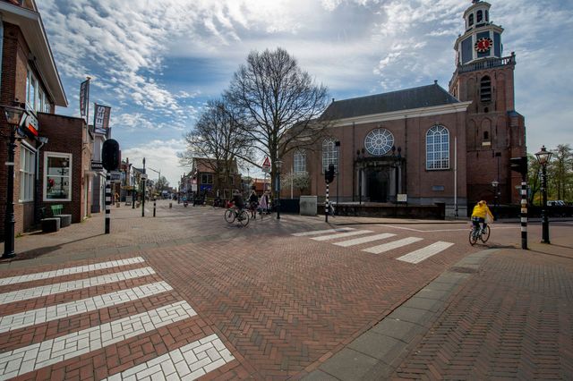 Dorpsstraat in Zoetermeer. Historisch centrum van Zoetermeer. Zoetermeer is de plek. Uitzicht op de kerk.