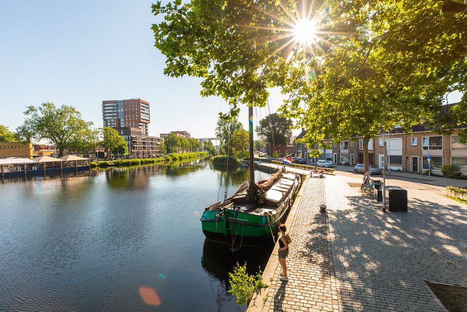 Een zonnige foto van de Piushaven in Tilburg.