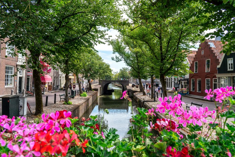 Het centrum van Edam met mooie bloemen op de brug.