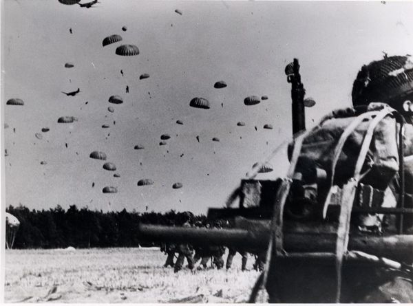 Landing van Britse parachutisten op landingszone X bij Renkum op 17 september 1944.