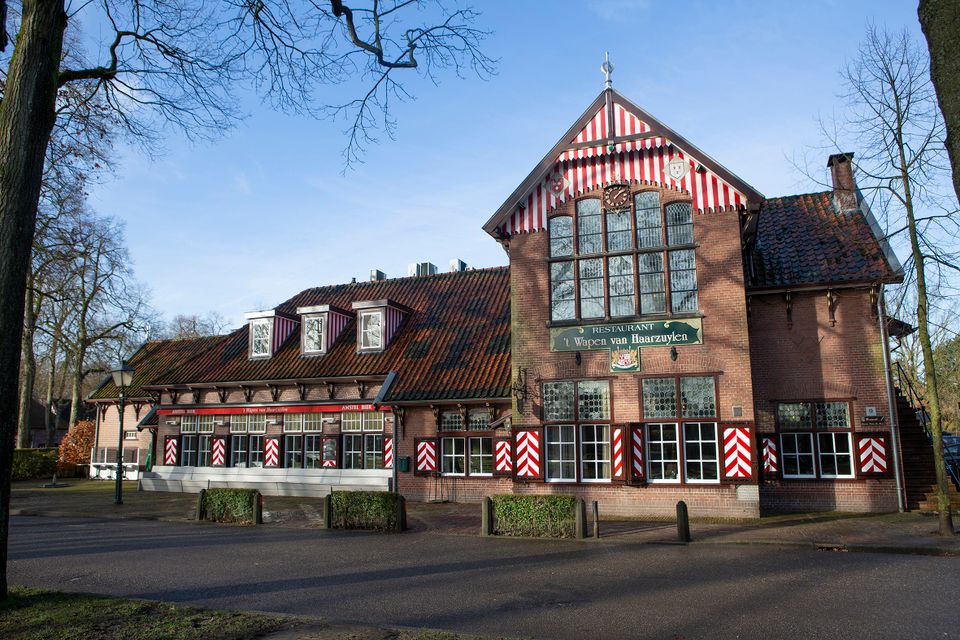 In het sprookjesachtige dorp Haarzuilens, op steenworp afstand van Kasteel de Haar, ligt aan de Brink het gezellige restaurant ’t Wapen van Haarzuylen.