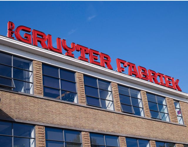 Foto van de letters die op het gebouw van De Gruyter Fabriek staan.