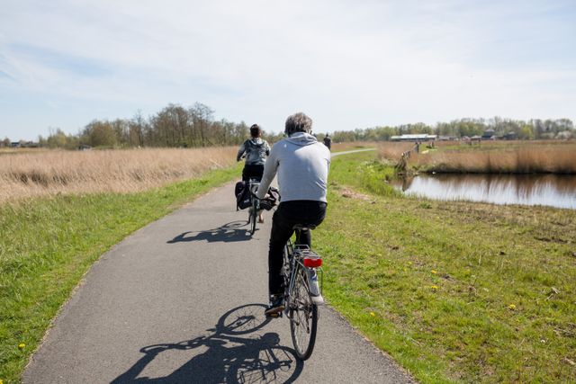 Twee fietsers die over de Dorre Ilp langs het Ilperveld fietsen.
