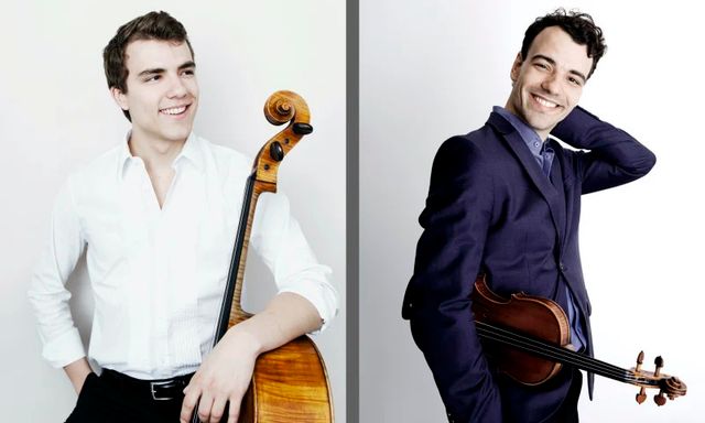 Twee mannen met een cello en een viool.