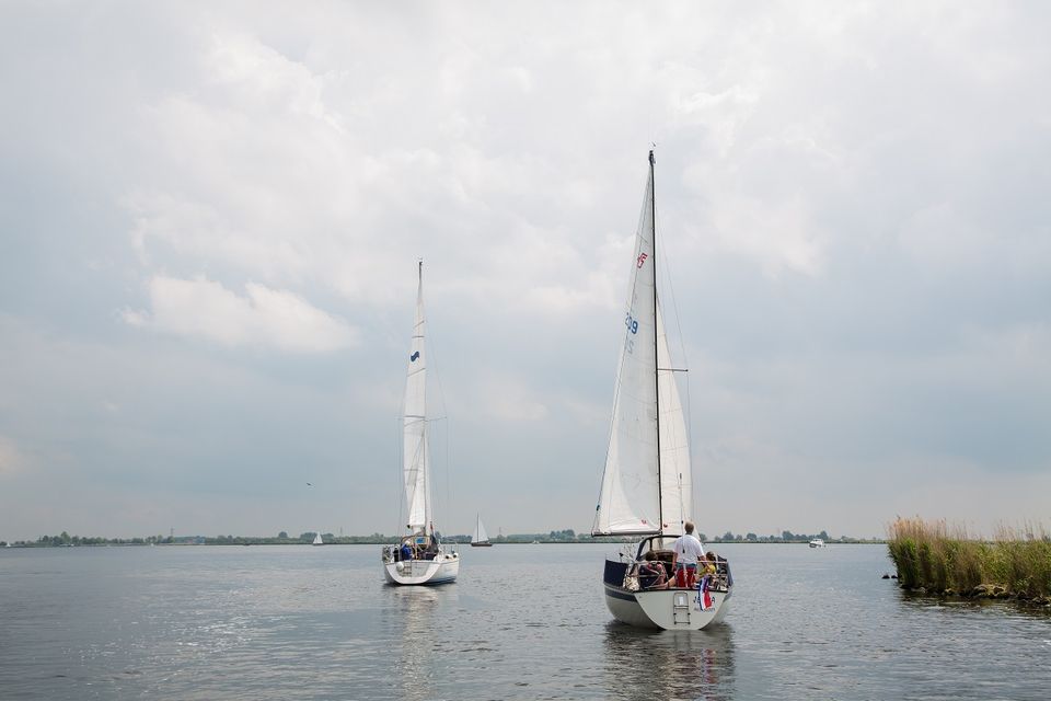 Twee zeilboten op het Alkmaarder- en Uitgeestermeer
