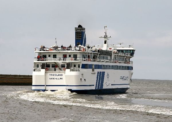 De veerboot Friesland bij vertrek.