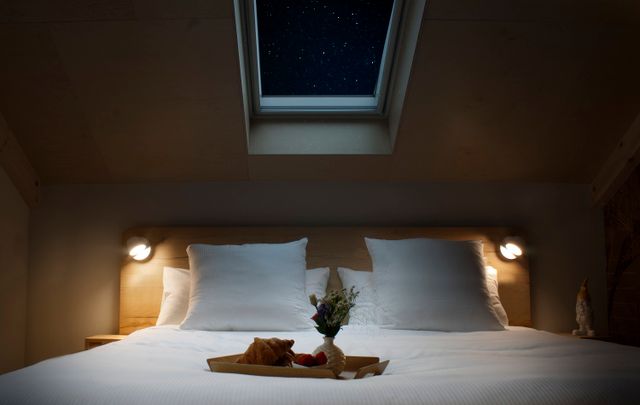 Bed in hotelkamer bij Landgoed Huzie Bergen