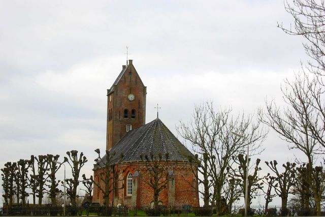 Buitenkant kerk Swichum