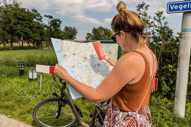 Kaart lezen tijdens een fietstocht met de regiokaart van VVV Waterland van Friesland