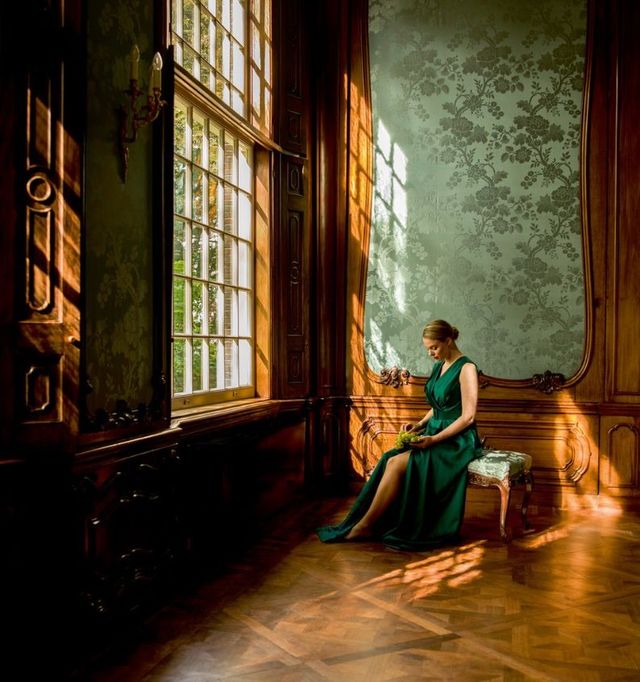 stilleven met vrouw in een klassieke kamer voor het raam in zonlicht
