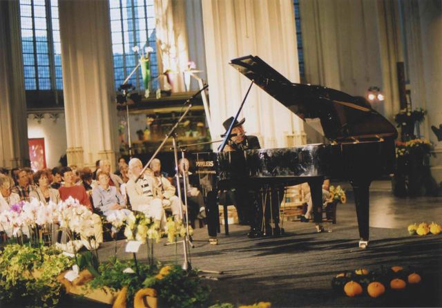 Beschrijving	32e Vierdaagsefeesten. Optreden van fluitist Thijs van Leer in de St. Stevenskerk bij de opening van de manifestatie 'Klassiek en Kunst in de Kerk'.
Datering	14/7/2001