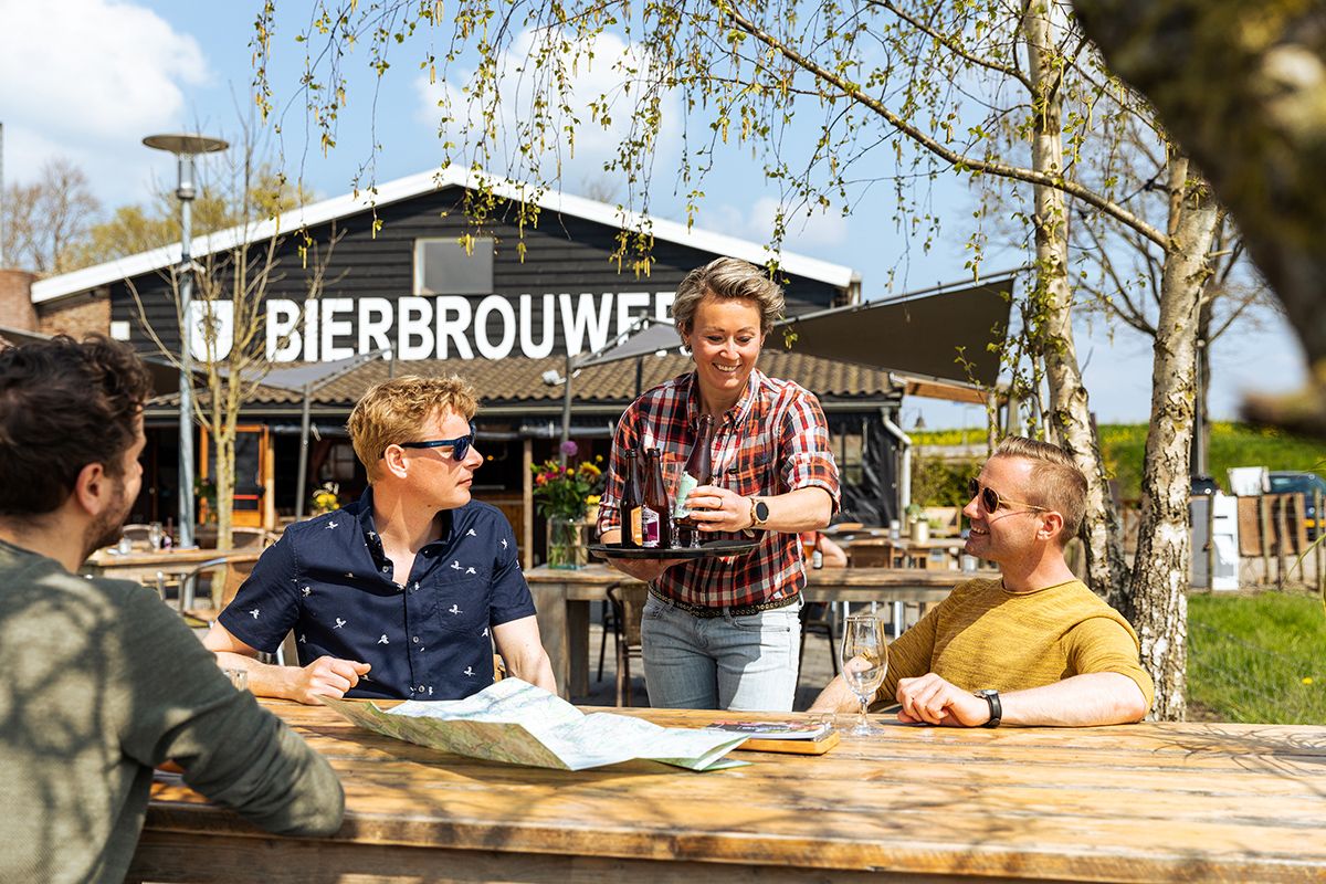Brabants Fietscafé Bierbrouwerij Oijen, terras.