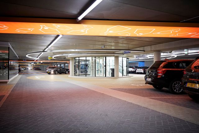 Parkeerplaatsen en interieur Parkeergarage Boulevard Zeezijde Katwijk