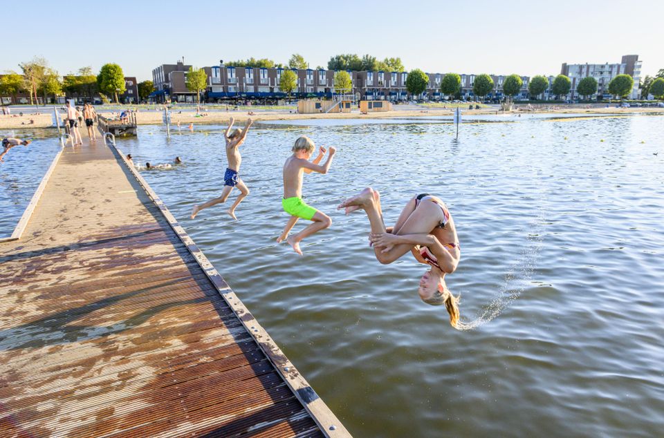Kinderen springen in het water van het Gooimeer