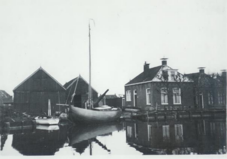 Wildschutwerf Gaastmeer - 1935. Links de helling en de hellingschuren. Rechts woonhuis van de hellingbaas.