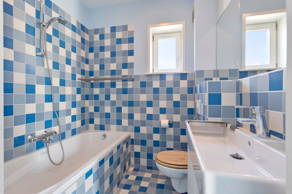 Ook de badkamers zijn blauw in deze Blue Lodge