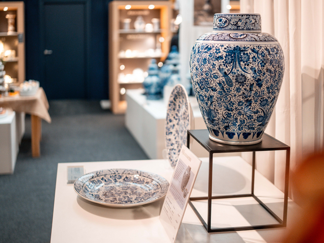 Binnen bij de winkel van Royal Delft met een Delfts Blauwe vaas