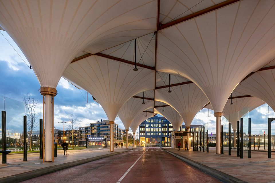 De overkapping van het busstation van Leidsche Rijn is gemaakt van tentdoek en hangt tussen een driehoekig stalen frame waardoor het effect van een kathedraal ontstaat.