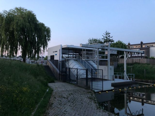 In de Zoetermeerse wijk De Leyens ligt dit vezelgemaal. Het gemaal wordt beheerd door het Hoogheemraadschap van Rijnland en is hier in 1977 geplaatst. Zoetermeers regenwater komt via gootjes en slootjes bij elkaar in de zogenaamde tochten. Via de hoofdtocht gaat overtollig water naar het gemaal. Hier wordt het water van 5,80 onder Normaal Amsterdams Peil opgevijzeld naar circa 4 meter onder NAP. Vervolgens komt het in de brede ‘arm’ terecht die het water leidt naar ‘de nieren’ van de stad: zand-winplas, de Zoetermeerse Plas. Let op: het recreatiestrand Noord Aa ligt aan dit water dat op sommige plekken een diepte van bijna 40 meter heeft!
