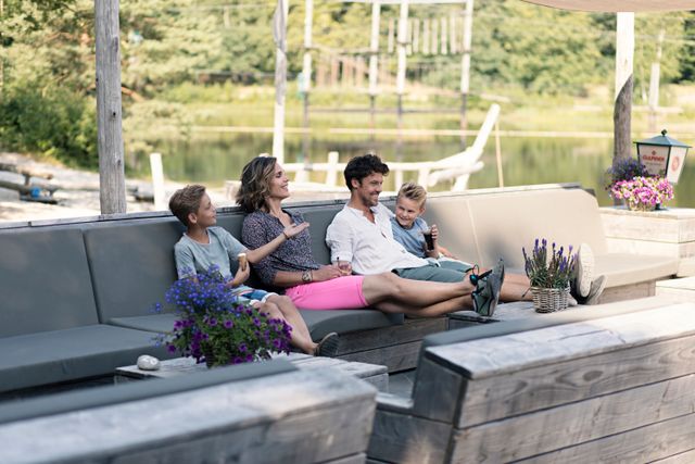 Een gezin zit gezellig op een terrasje