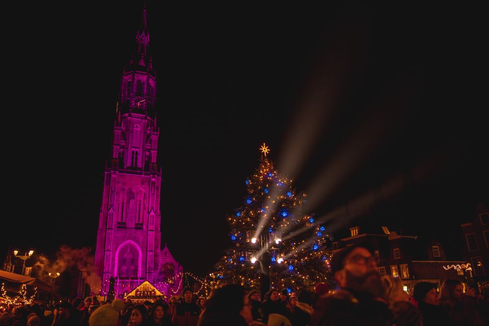 Kerstboom op de Markt in Delft met de Nieuwe Kerk Delft op de achtergrond.