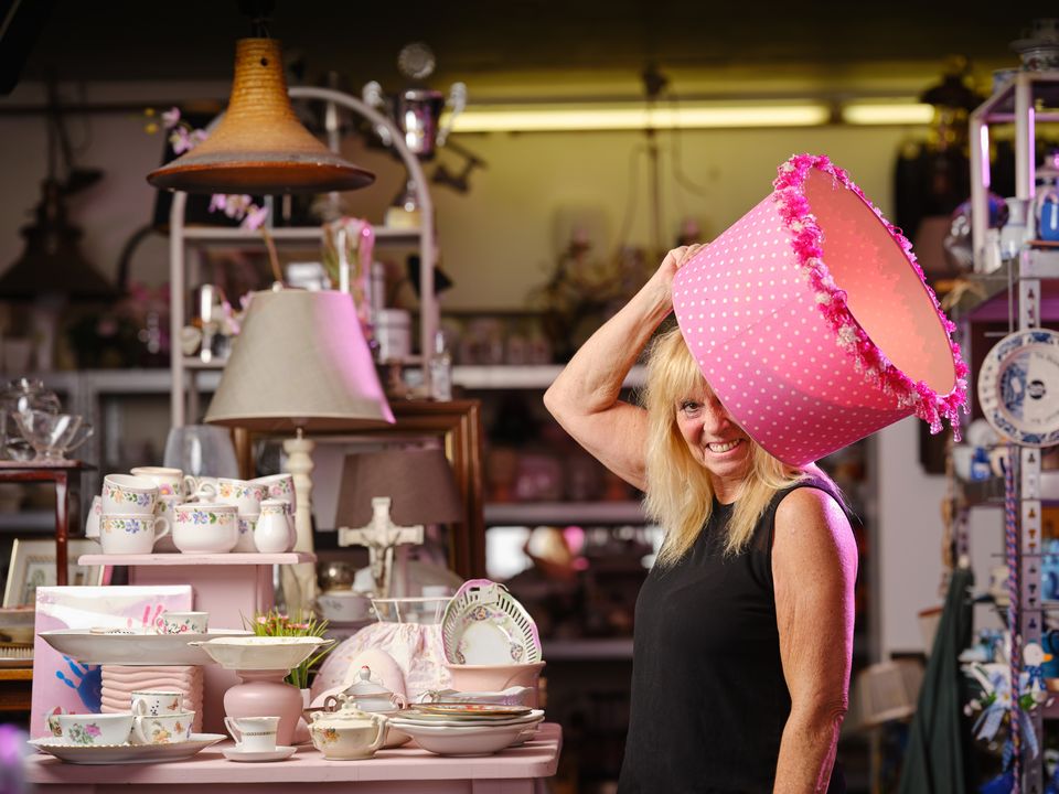 Karin van SamSam houdt een roze gestippelde lampenkap boven haar hoofd