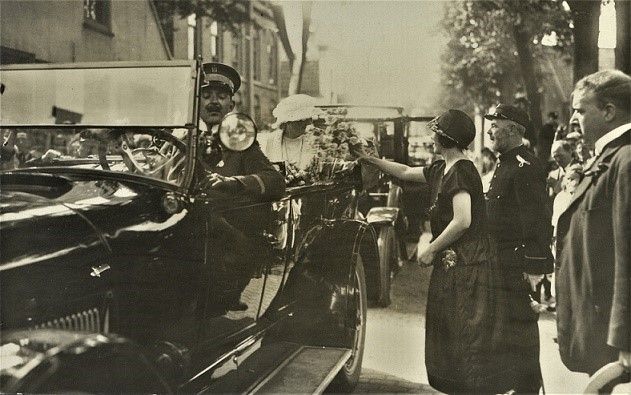 Zwart wit foto van voormalig koningin Wilhelmina bij haar bezoek aan het 500 jarig Hilversum