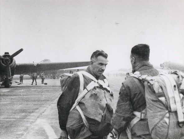 Generaal-majoor Sosabowski in volle uitrusting voor vertrek uit Engeland bij de Dakota's die de Polen naar Driel zouden brengen