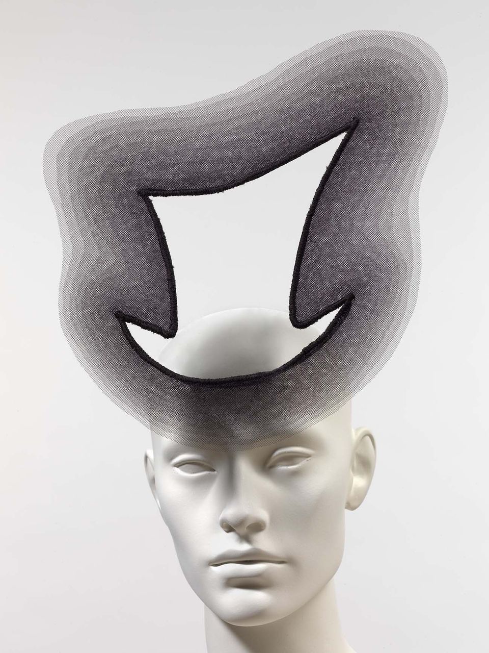 hoed 'AWOL' (2001-2002), Stephen Jones. Collectie MoMu Modemuseum Antwerpen, foto Hugo Maertens