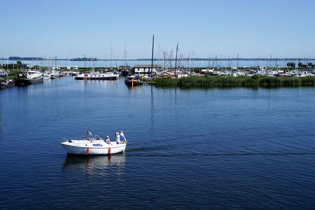 Een boot in de haven met water in Zeewolde, Flevoland