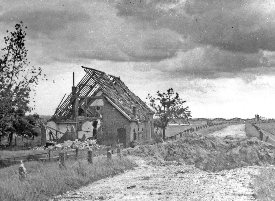 Restanten van het huis aan de dijk waar de Poolse soldaten een compagnie hoofdkwartier vestigden van waaruit de oversteekpogingen werden gecoördineerd.