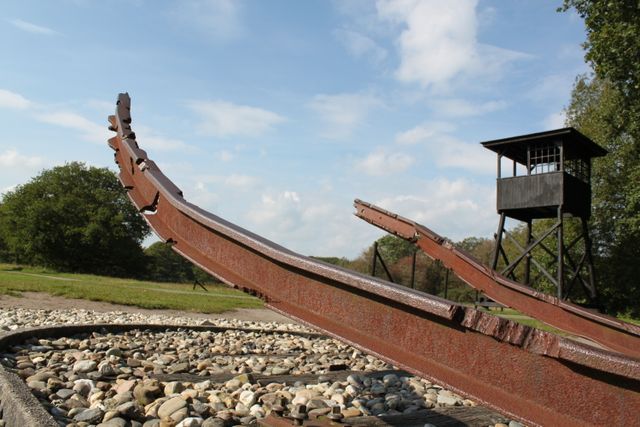 Het monument in Kamp Westerbork met een wachttoren op de achtergrond.