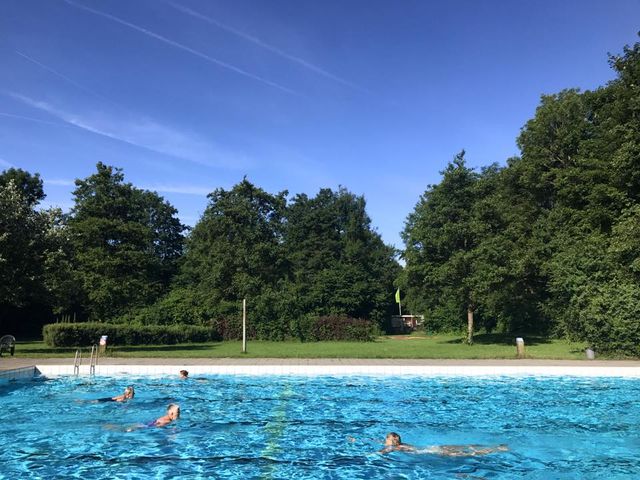 Ruimte voor sporten in Dronten. Zwembad De Abelen is het openluchtzwembad voor Swifterbant en haar directe omgeving.
