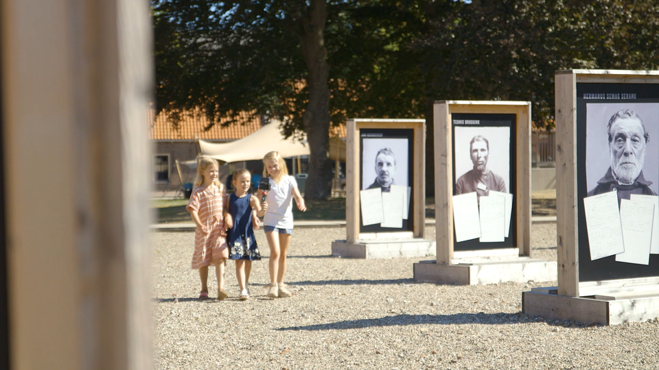 Drie meisjes lopen bij het Gevangenismuseum.